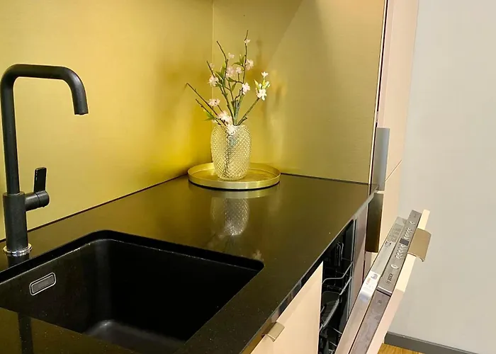 Premium Seaside Escape With Forest View And Free Parking *