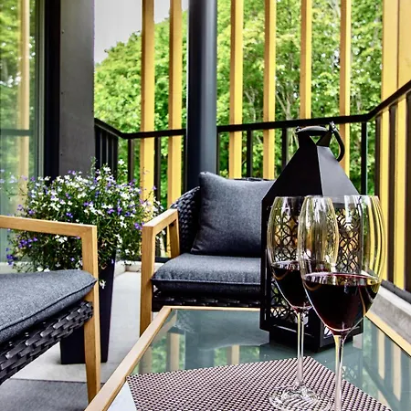 Premium Seaside Escape With Forest View And Free Parking